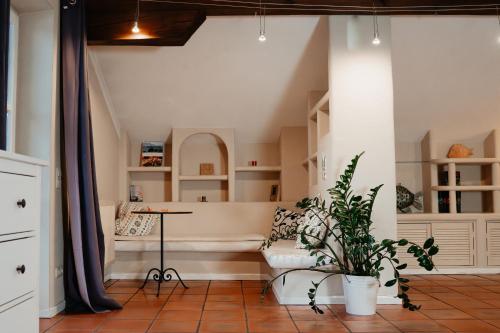 a room with a tub and a table and a plant at Fischerstüberl Attel in Wasserburg am Inn
