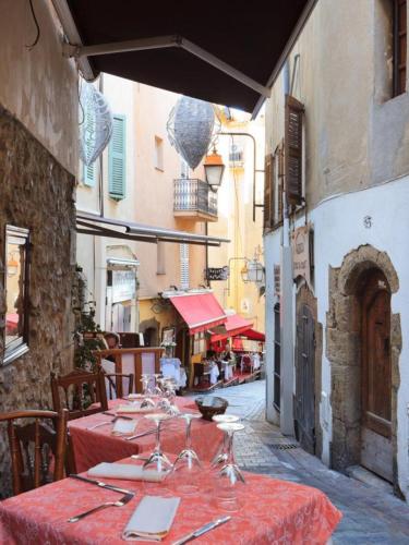 3BR Sea View Apartment Private Terrace Steps to Old Town & Palais