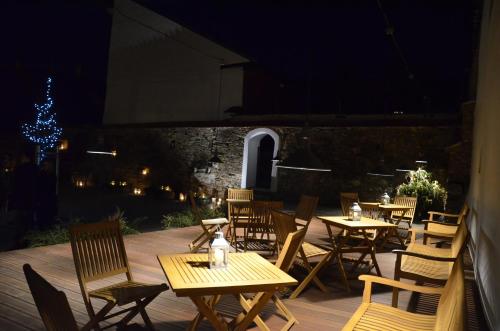 - un ensemble de tables et de chaises sur une terrasse la nuit dans l'établissement Kap Café, à Kaplice