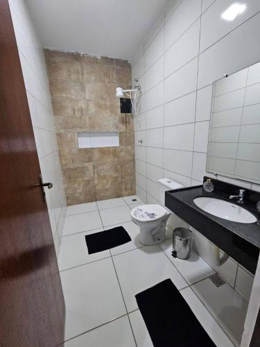 a bathroom with a toilet and a sink at Casa em Piranhas com piscina in Piranhas