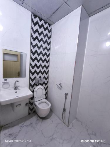 a bathroom with a toilet and a sink and a shower at فندق سيوار in Erbil