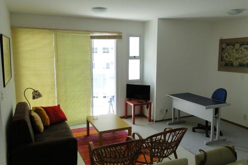 sala de estar con sofá y piano en Apartamento Completo no Jardim da Barra - Barra Olímpica, en Río de Janeiro