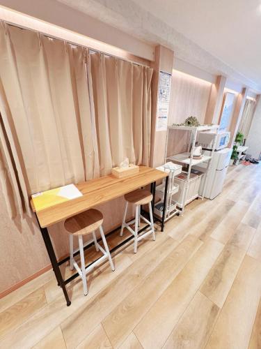 Near the station, 6-minute walk, entire first floor available, high-speed Wi-Fi, convenient for sightseeing and shopping, direct access to Tokyo Tower, the Imperial Palace, and Tokyo Dome