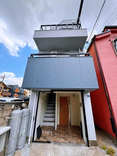 Near the station, 6-minute walk, entire first floor available, high-speed Wi-Fi, convenient for sightseeing and shopping, direct access to Tokyo Tower, the Imperial Palace, and Tokyo Dome