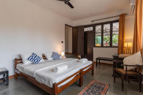 a bedroom with a large bed in a room at Encontro Homestays in Dona Paula