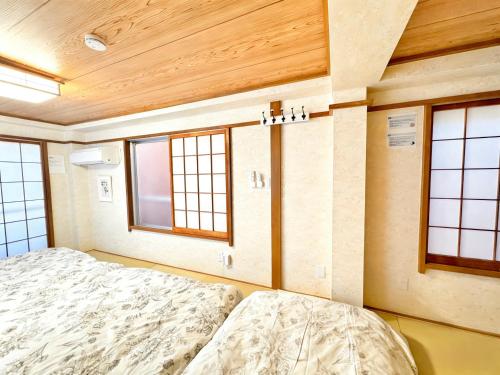 Near the station, 6-minute walk, entire first floor available, high-speed Wi-Fi, convenient for sightseeing and shopping, direct access to Tokyo Tower, the Imperial Palace, and Tokyo Dome