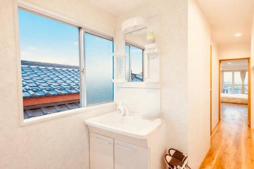 Near the station, 6-minute walk, entire first floor available, high-speed Wi-Fi, convenient for sightseeing and shopping, direct access to Tokyo Tower, the Imperial Palace, and Tokyo Dome