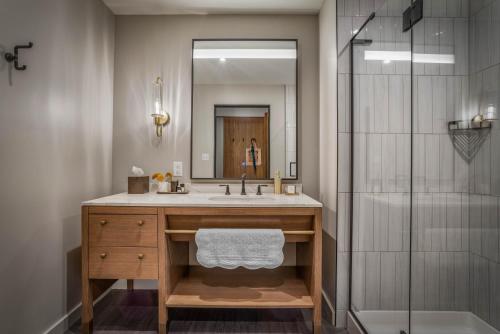 ein Badezimmer mit Waschbecken und Dusche in der Unterkunft Hotel Longmont in Longmont