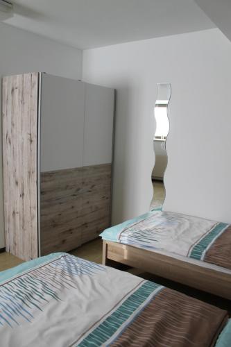 two twin beds in a room withthritisthritisthritisthritisthritisthritisthritisthritisthritis at Post Hostel For Youth, Students and Pilgrims in Lavamünd