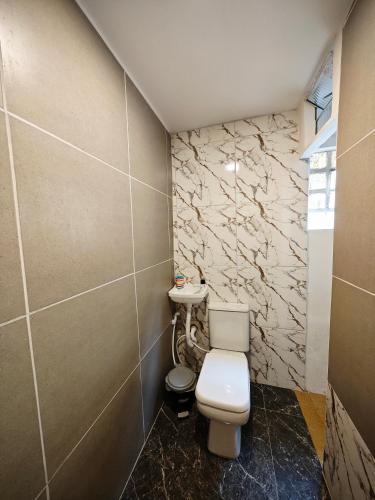 a bathroom with a toilet and a sink at Suíte cine centro in Garanhuns