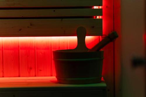 a cup with a brush and a red light at Le miroir secret in Gien