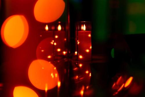 a group of christmas lights in a vase with lights at Le miroir secret in Gien