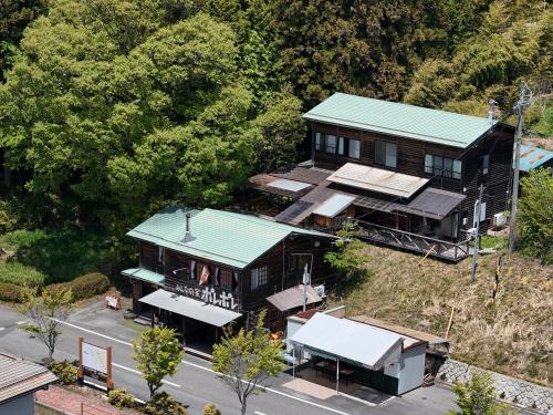 an aerial view of a house with a green roof at みんなの家ポレポレ in Urugi