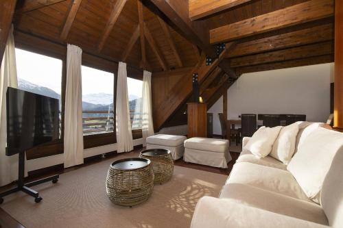 a living room with a couch and a tv at Mirador de Sallent by BeValle in Sallent de Gállego