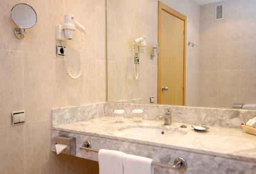 a bathroom with a sink and a mirror at AGH Canet in Canet de Berenguer