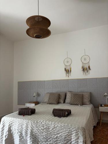 ein Schlafzimmer mit einem Bett und zwei Kissen darauf in der Unterkunft B&BCasamia in Modugno