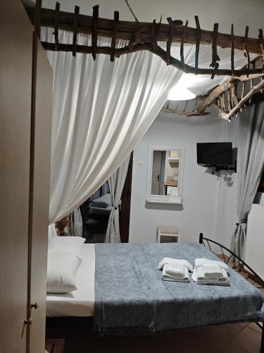 a bedroom with a bed with two towels on it at Mary's apartment in Stomio