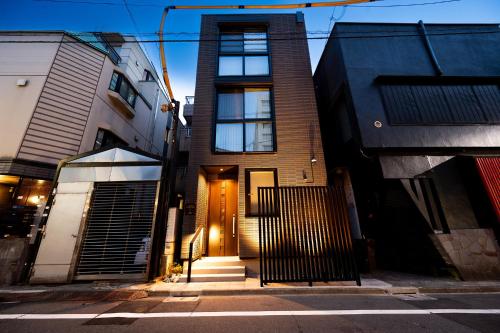 NY Hotel Premium 2 新宿3階建て4室1バスルーム1シャワー3トイレ