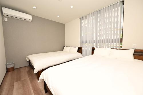 NY Hotel Premium 2 新宿3階建て4室1バスルーム1シャワー3トイレ