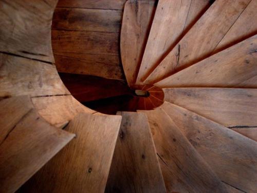 a wooden floor with a circle in the middle at Golden Lion in Bouillon