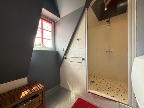 ein Badezimmer mit ebenerdiger Dusche neben einem Fenster in der Unterkunft Lasquet in Mont-Disse