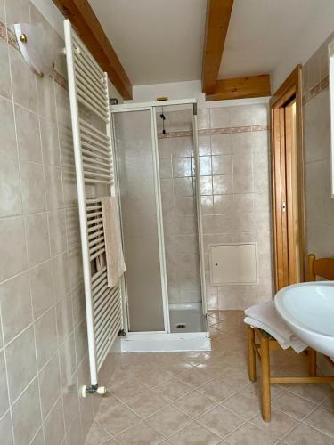 ein Badezimmer mit Dusche und Waschbecken in der Unterkunft Alpina depandance in Castello Tesino