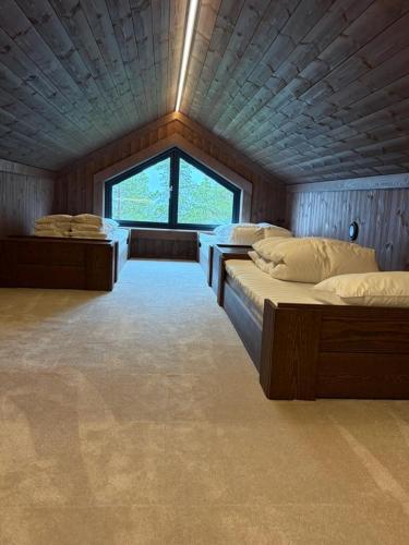 a room with two beds and a window at Stor hytte på Gaustablikk in Gaustablikk