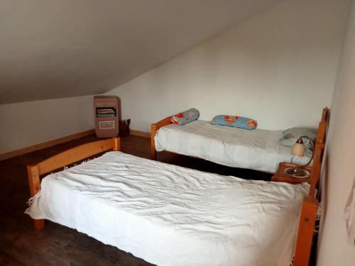two twin beds in a small room with at Chez Mekki in Châteauponsac