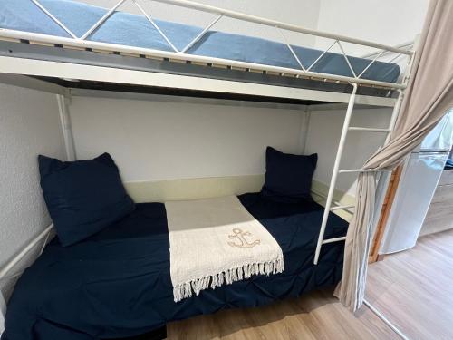 a bunk bed in a small room with a bunk bedutenewayangering at Charmant studio cabine in Cap d'Agde