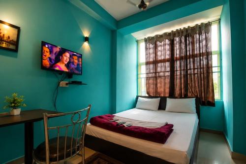 ein kleines Zimmer mit einem Bett und einem Fenster in der Unterkunft Prasant Inn in Bhubaneshwar