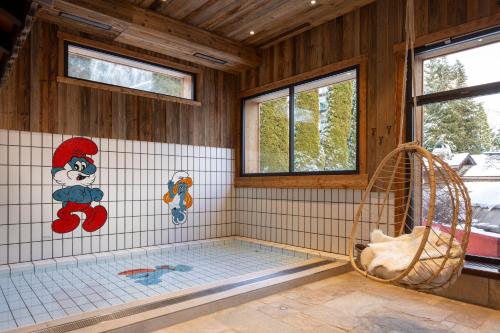 ein Badezimmer mit gefliester Badewanne mit Schaukel in der Unterkunft Les Cornettes in La Chapelle-dʼAbondance
