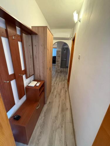 a hallway with a wooden floor and a table in a room at Cozy Râșnov in Râşnov