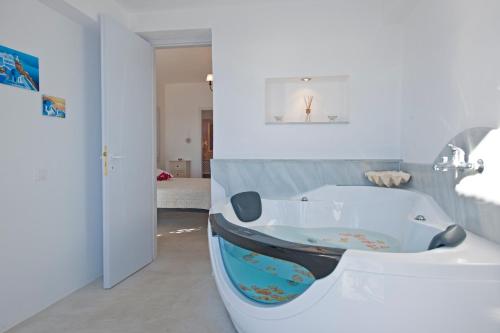 Gallery image of Blue Dolphin Antiparos Villas and Suites in Agios Georgios