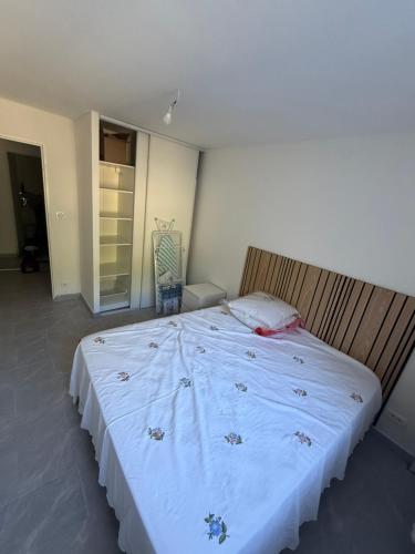 Apparently 2 bedrooms photo 19