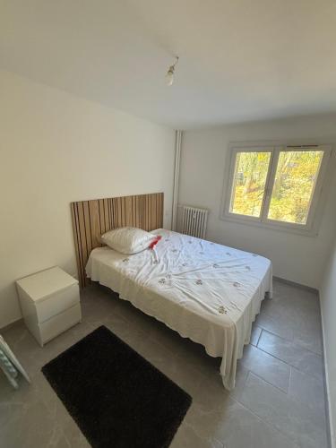 Apparently 2 bedrooms photo 8