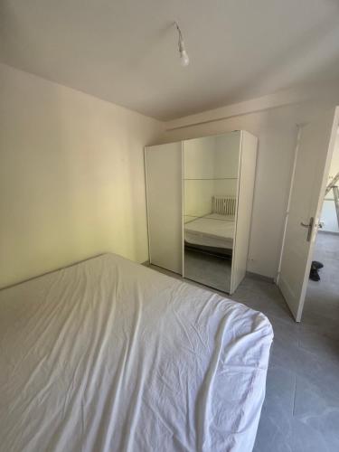 Apparently 2 bedrooms photo 20