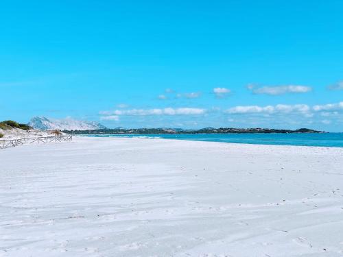 a white sandy beach with the ocean in the background at Casa Marisella in San Teodoro