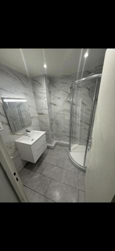 Apparently 2 bedrooms photo 9