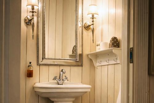 a bathroom with a sink and a mirror at Eggedal Borgerstue in Eggedal