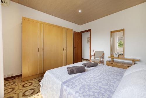 a bedroom with a large bed and a wooden cabinet at Casa Gemina in Deltebre