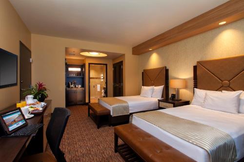 Un pat sau paturi într-o cameră la Twin Arrows Navajo Casino Resort