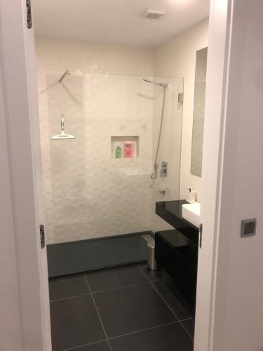 a bathroom with a sink and a shower and a toilet at Aroeira Villa B&B in Charneca