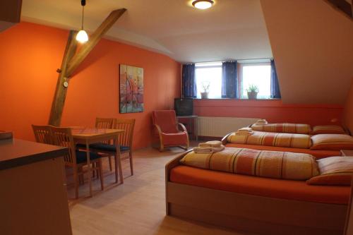 ein Schlafzimmer mit zwei Betten und einem Tisch und Stühlen in der Unterkunft Reiterhof Könning in Freren