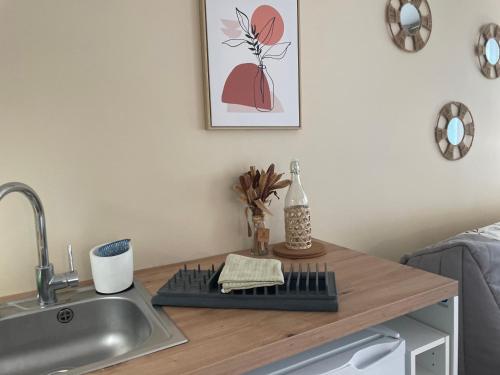 a kitchen counter with a sink next to a sink at Le Studio in Bénodet