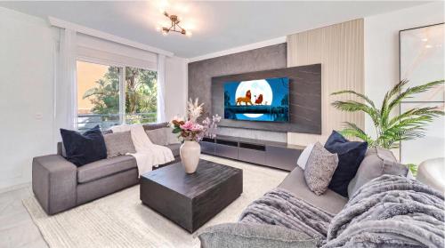 VACATION MARBELLA I Sunny Camelia Villa Heated pool, Recently Renovated, Best Residential Neighborhood in Benalmadena, Short walk to the beach, Cinema Room