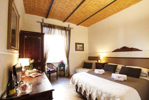 een slaapkamer met 2 bedden, een bank en een raam bij Campanella3 in Rome