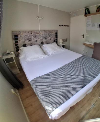 a bedroom with a large bed with white sheets at Les Lavandins,Chambre climatisé, à 300 Tram L5, PARKING et WIFI gratuit in Montpellier