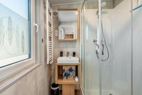 a bathroom with a sink and a shower at Tinyhaus Sankt Rupert Nummer 11 in Riedenburg