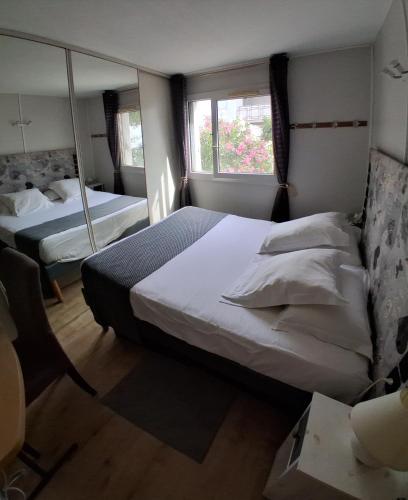 Les Lavandins,Chambre climatisé, à 300 Tram L5, PARKING et WIFI gratuit