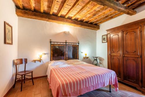 a bedroom with a bed and a wooden ceiling at Appartamento Nobile Murlo in Murlo